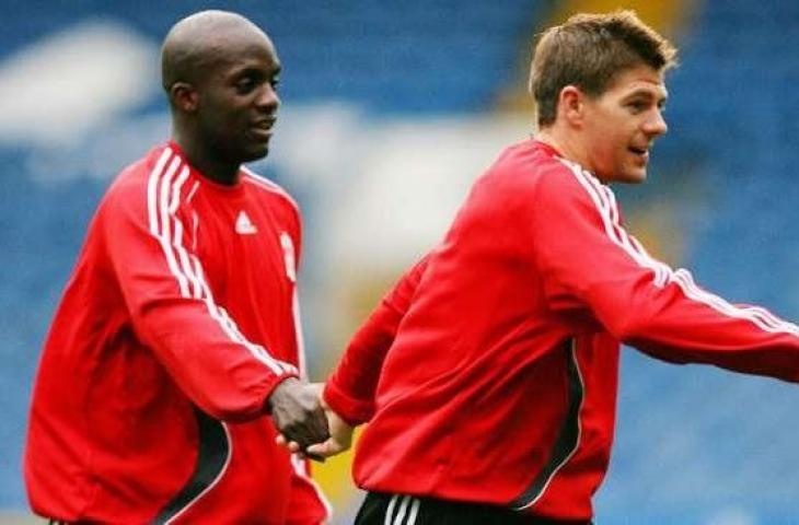 Mohamed Sissoko (kiri) dan Steven Gerrard saat masih memperkuat Liverpool [AFP]