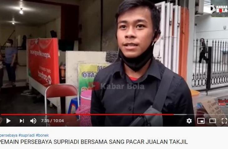 Potret penyerang muda Persebaya Surabaya, Muhammad Supriadi, saat berjuakan takjil. (Youtube/Kabar Bola)