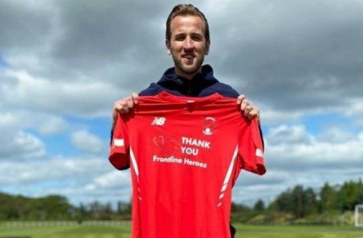 Penyerang Tottenham Hotspur, Harry Kane berfoto dengan jersey kandang Leyton Orient untuk musim 2020/2021 yang ia sponsori. [Twitter @leytonorientfc]