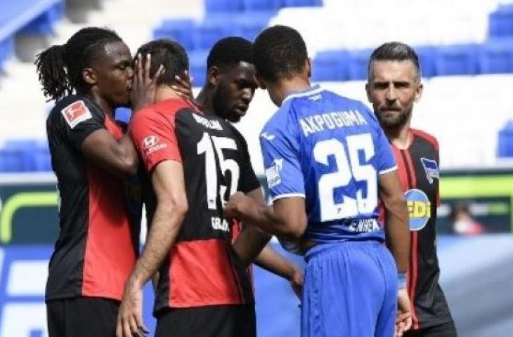 Pemain Hertha Berlin, Dedryck Boyata, mencium rekan setimnya. (Thomas Kienzle/AFP)