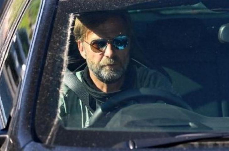 Manajer Liverpool Jurgen Klopp meninggalkan arena latihan tim di Melwood, 20 Mei 2020. [AFP]