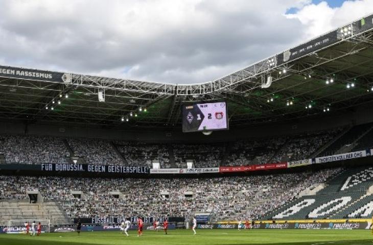 Sebanyak 13 ribu suporter kardus memenuhi laga Borussia Monchengladbach vs Bayer Leverkusen. (INA FASSBENDER / POOL / AFP)