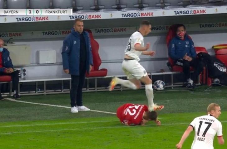 Kepala Joshua Kimmich saat terinjak pemain Eintracht Frankfurt. (Twitter/@Davidca425)