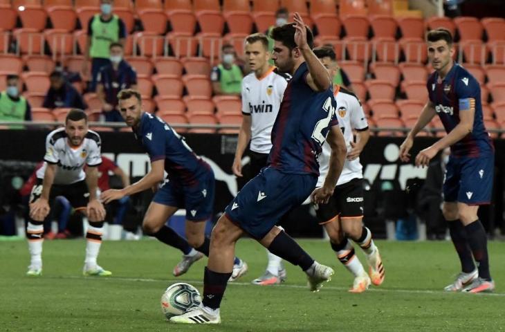 Pemain Levante, Gonzalo Melero, saat mengeksekusi penalti ke gawang Valencia, Sabtu (13/6/2020). (AFP/Jose Jordan).