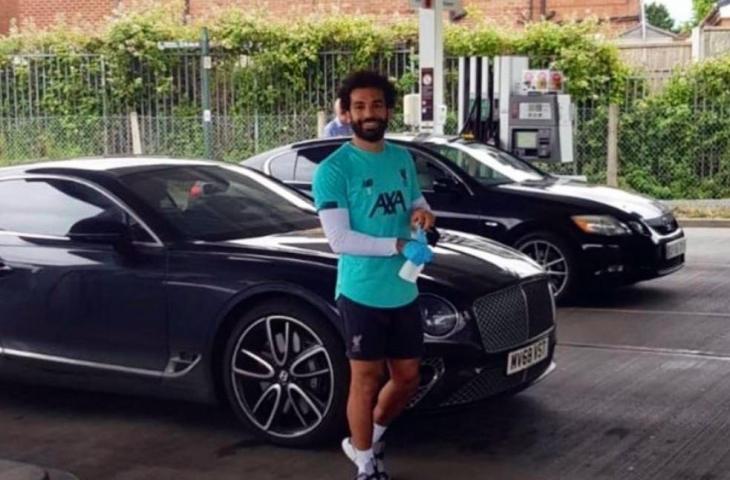 Mohamed Salah saat berada di pom bensi di wilayah Sainsbury, Inggris. (Instagram/sportbible)