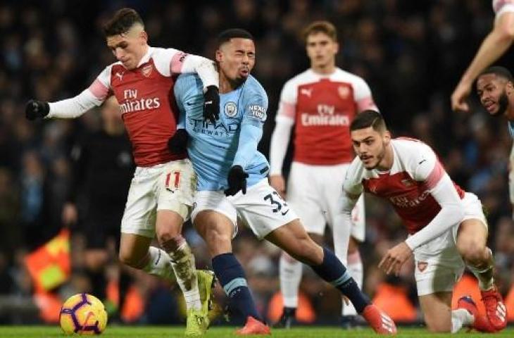 Duel Manchester City vs Arsenal pada musim lalu. (OLI SCARFF / AFP)