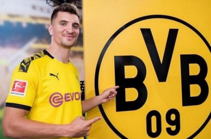 Bek baru Borussia Dortmund, Thomas Meunier, berpose setelah resmi didatangkan secara gratis dari Paris Saint-Germain pada Kamis (25/6/2020). (Twitter/@BVB)