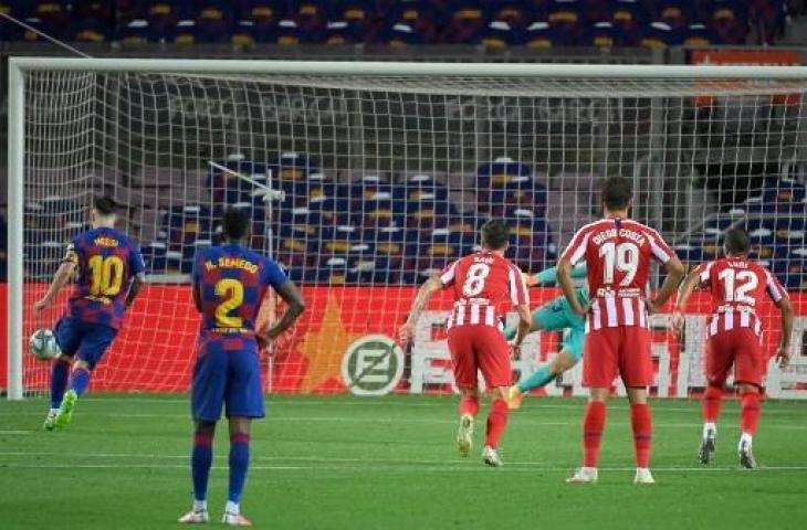 Lionel Messi saat mencetak gol ke gawang Atletico Madrid dengan tendangan penalti panenka. (LLUIS GENE / AFP)