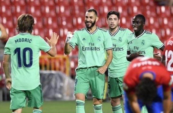 Striker Karim Benzema mencetak gol kemenangan Real Madrid atas Granada di laga lanjutan Liga Spanyol pekan ke-36, Selasa (14/7/2020) dini hari WIB. (AFP/Jorge Guerrero)