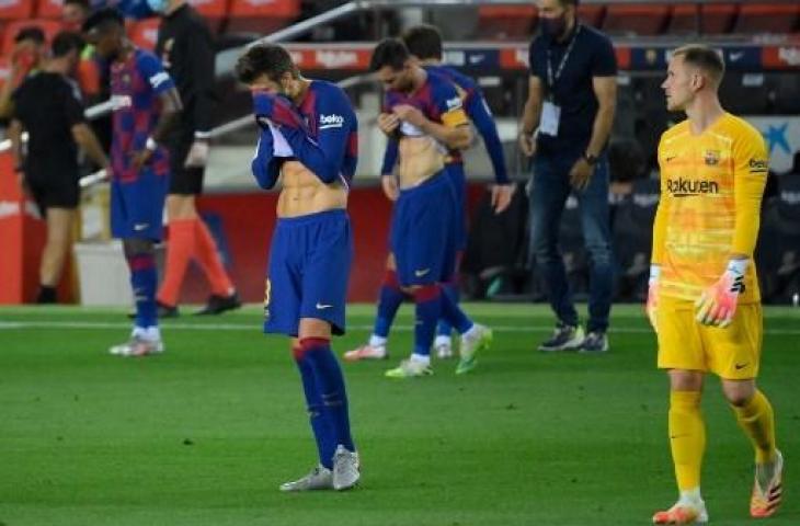 Para pemain Barcelona tertunduk lesu usai gagal juara La Liga Spanyol. (LLUIS GENE / AFP)