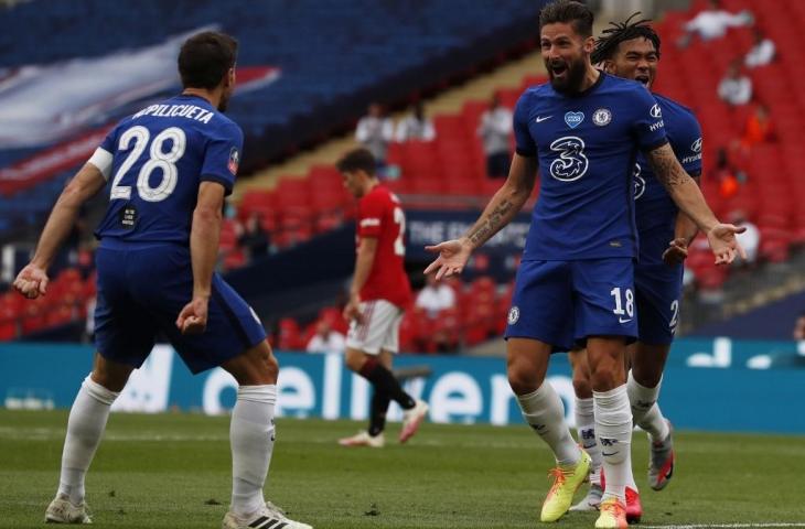 Selebrasi striker Chelsea, Olivier Giroud, usai menjebol gawang Manchester United di semifinal Piala FA 2019/2020. (Alastair Grant/AFP).