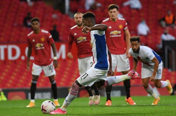 Striker Crystal Palace Wilfried Zaha mencetak gol kedua mereka dari titik penalti selama pertandingan sepak bola Liga Premier Inggris antara Manchester United melawan Crystal Palace di Old Trafford, Manchester, Inggris, Sabtu (19/9). [Shaun Botterill / POOL / AFP]