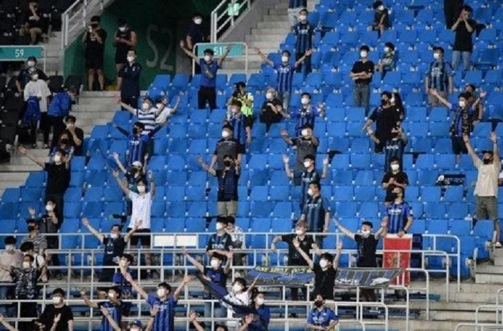 Penonton pertandingan Liga Korea Selatan atau K-League di stadion. [AFP]