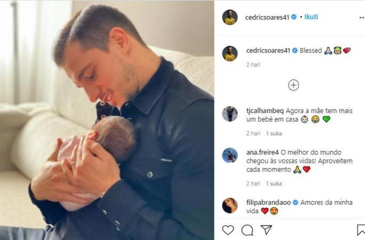 Cedric Soares umumkan kelahiran anak pertamanya usai rahasiakan kehamilan sang istri.