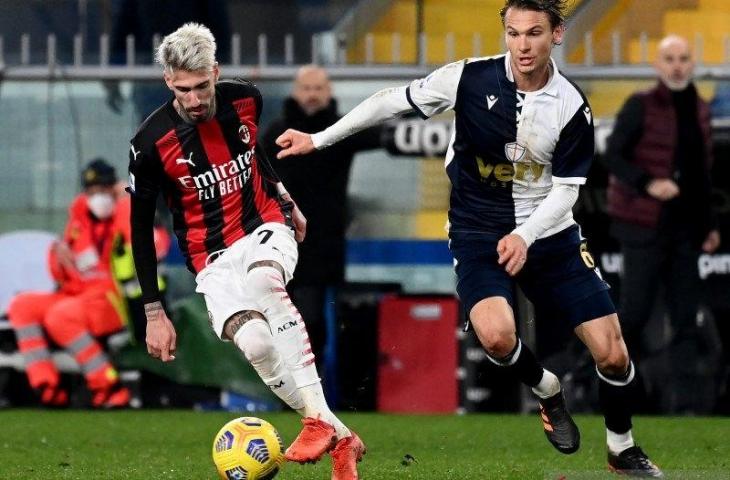 Penyerang AC Milan Samuel Castillejo (kiri) berduel memperebutkan bola melawan gelandang Sampdoria Albin Ekdal (kanan) pada pertandingan Liga Italia yang dimainkan di Stadion San Siro, Milan,Minggu (6/12/2020). (ANTARA/AFP/ANDREAS SOLARO)