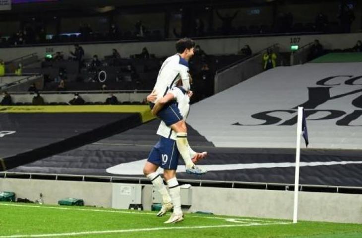 Penyerang Tottenham Hotspur Harry Kane merayakan gol bersama rekan satu timnya, Son Heung-min saat menghadapi Arsenal di pekan ke-11 Liga Inggris di Tottenham Hotspur Stadium, Minggu (6/12/2020) malam WIB. [Glyn KIRK / POOL / AFP]