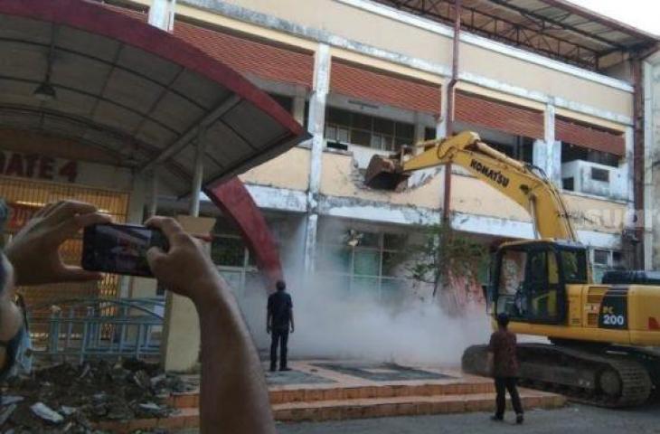 Pemerintah Provinsi Sulawesi Selatan melakukan pembongkaran Stadion Andi Mattalatta, Jalan Cendrawasih, Kota Makassar Rabu pagi (21/10/2020) / Foto : SuaraSulsel.id : Muhammad Aidil
