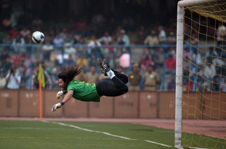 Kiper legendaris Timnas Belgia, Rene Higuita. (DIBYANGSHU SARKAR / AFP)