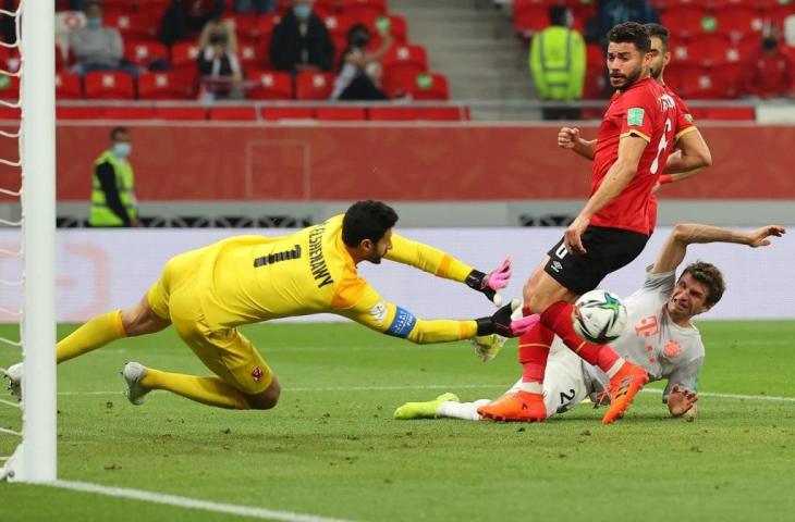 Kiper Al Ahly, El Shenawy membuat penyelamatan di laga melawan Bayern Munchen pada Selasa (9/2/2021) dini hari WIB. (Karim JAAFAR / AFP)