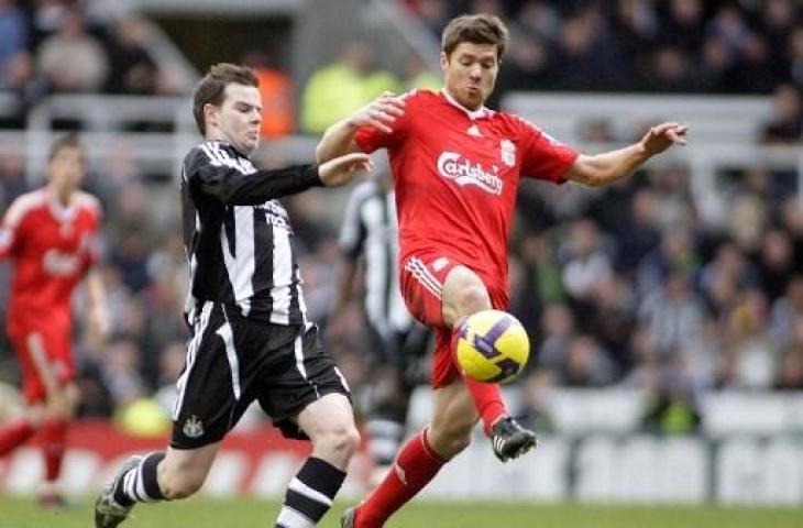 Eks Liverpool, Danny Guthrie (kiri) ketika berseragam Newcastle United sedang berduel dengan Xabi Alonso (kanan). (GRAHAM STUART / AFP)