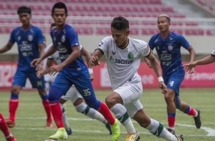 Suasana laga pembuka Piala Menpora 2021 antara Arema FC vs Tira Persikabo di Stadion Manahan, Solo, Minggu (21/3/2021) sore. [ANTARA FOTO/Mohammad Ayudha]