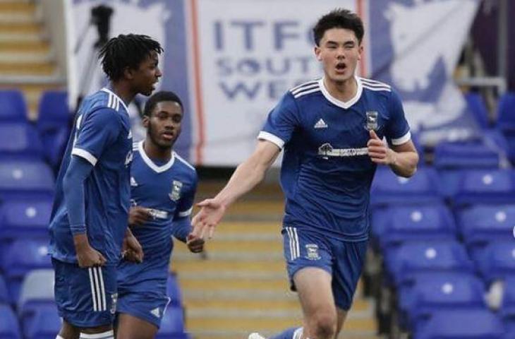 Bek Timnas Indonesia U-19, Elkan Baggott, mencetak satu gol saat Ipswich Town menang 3-2 atas Sheffield United U-18 dalam laga perempat final FA Youth Cup 2020/2021, Sabtu (1/5/2021). (Dok. Ipswich Town)