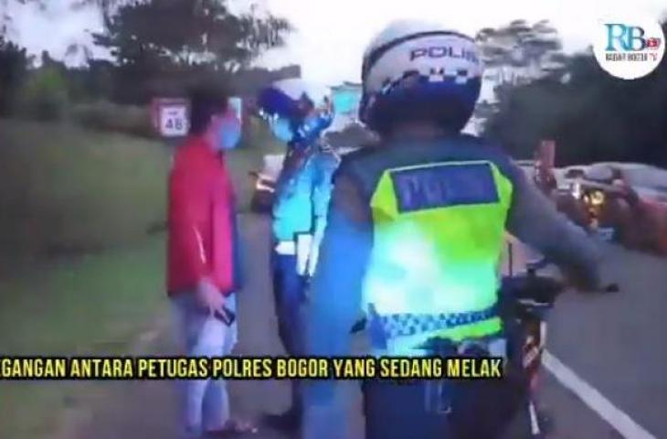 Pria ngotot melawan petugas polisi di Gadog, Bogor. [Tangkapan layar Twitter]