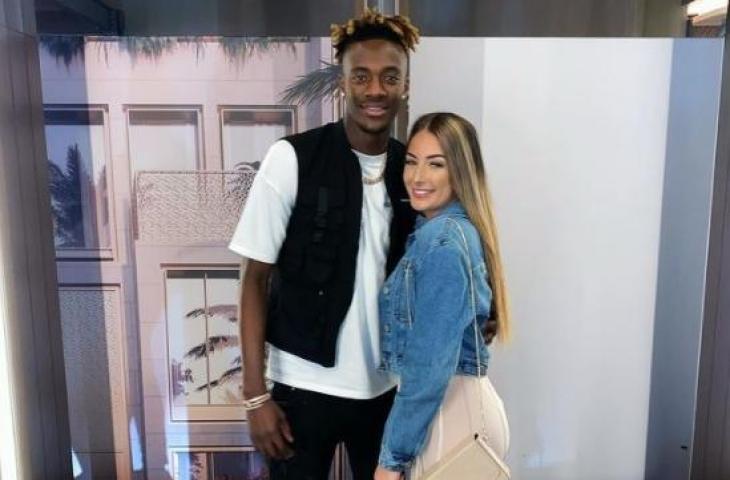 Tammy Abraham dan pacarnya, Leah Monroe. (Instagram/leahmonroe_)