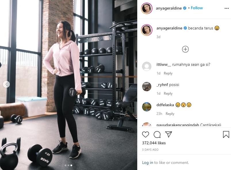 Anya Geraldine pose sedang ngegym. (Instagram/anyageraldine)