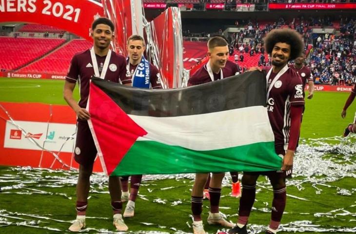 Choudhury dan Fofana kibarkan bendera Palestina. (Twitter/@hzomlot)