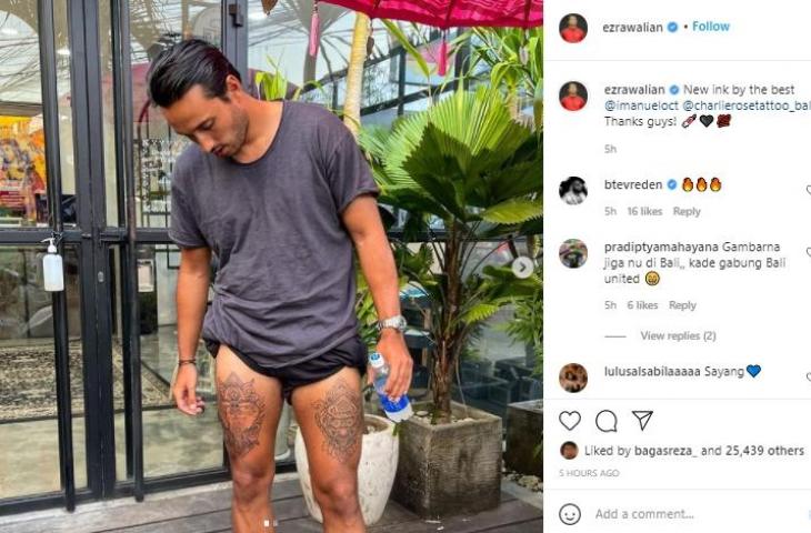 Ezra Walian membuat tato baru di pahanya. (Instagram/@ezrawalian)