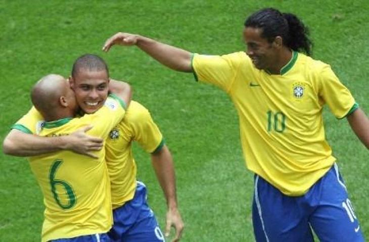 Roberto Carlos dan Ronaldo saat membela Timnas Brasil. (VALERY HACHE / AFP)