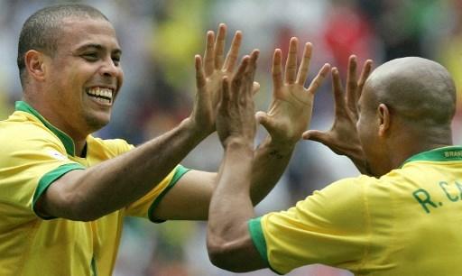 Roberto Carlos dan Ronaldo saat membela Timnas Brasil. (VALERY HACHE / AFP)