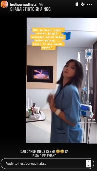 Hesti Purwadinata joget TikTok di rumah sakit. (Instagram/@hestipurwadinata)