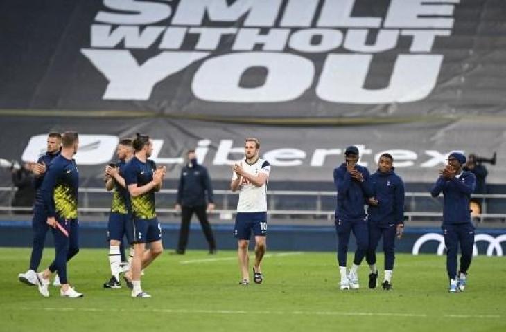 Penyerang Tottenham Hotspur, Harry Kane melakukan 'lap of honour' pasca timnya kalah 1-2 dari Aston Villa dalam laga pekan ke-37 Liga Inggris. (DANIEL LEAL-OLIVAS / POOL / AFP)