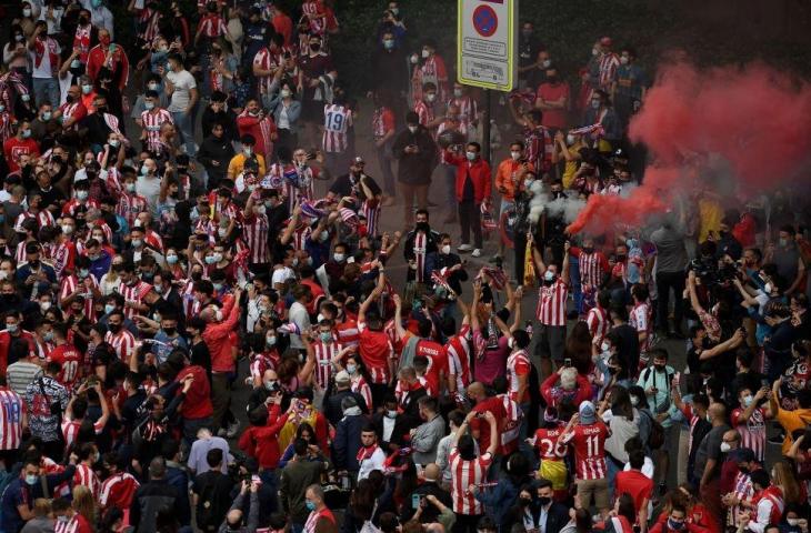 Fans Atletico Madrid turun ke jalan untuk merayakan kesuksesan tim kesayangannya meraih juara La Liga, Madrid, Spanyol, Sabtu (22/5). (OSCAR DEL POZO / AFP)