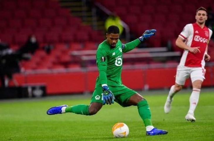 Mike Maignan saat masih memperkuat Lille. (JOHN THYS / AFP)