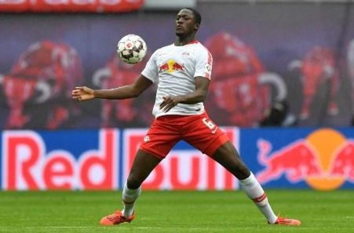 Ibrahima Konate saat masih memperkuat RB Leipzig. (JOHN MACDOUGALL / AFP)