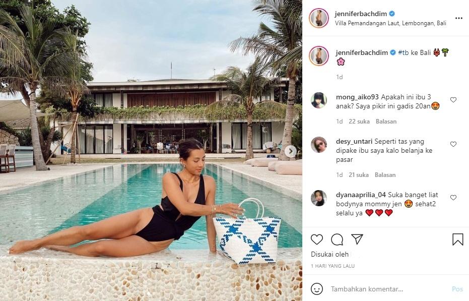 Jennifer Bachdim pose pakai bikini di pinggir kolam renang. (Instagram/jenniferbachdim)