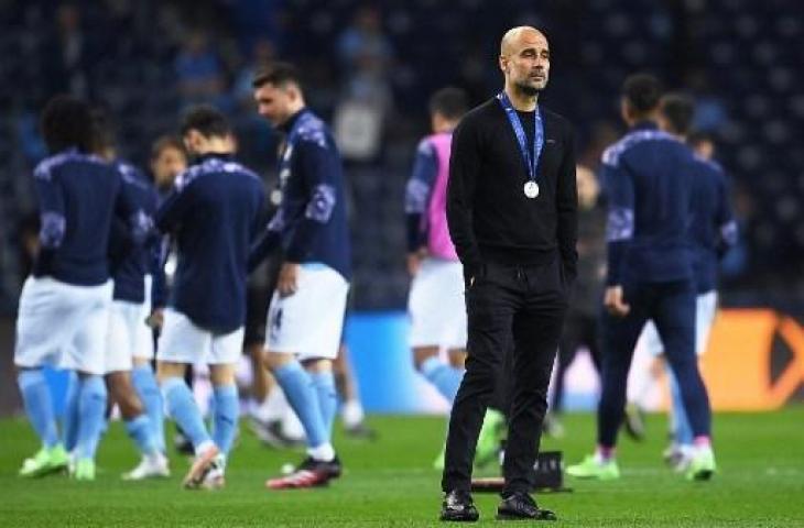 Pep Guardiola terlihat sedih usai gagal bawa Manchester City juara Liga Champions. (DAVID RAMOS / AFP / POOL)