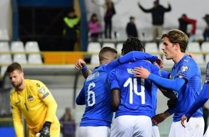 Pemain depan Italia Moise Kean (tengah) merayakan golnya ke gawang Liechtenstein di kualifikasi Piala Eropa 2020. Miguel MEDINA / AFP