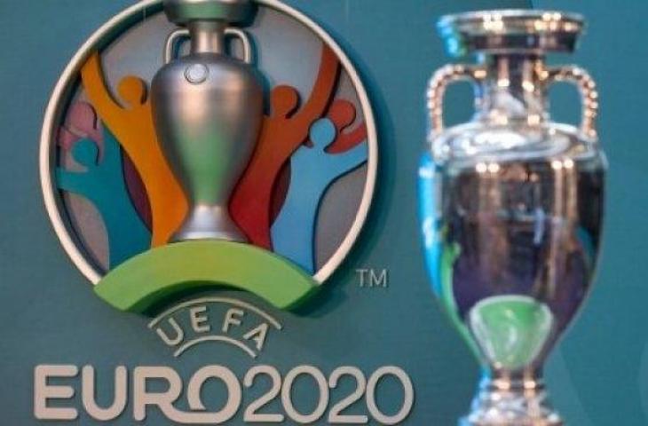 Logo Piala Eropa 2020 disamping trofi. (JUSTIN TALLIS / AFP)