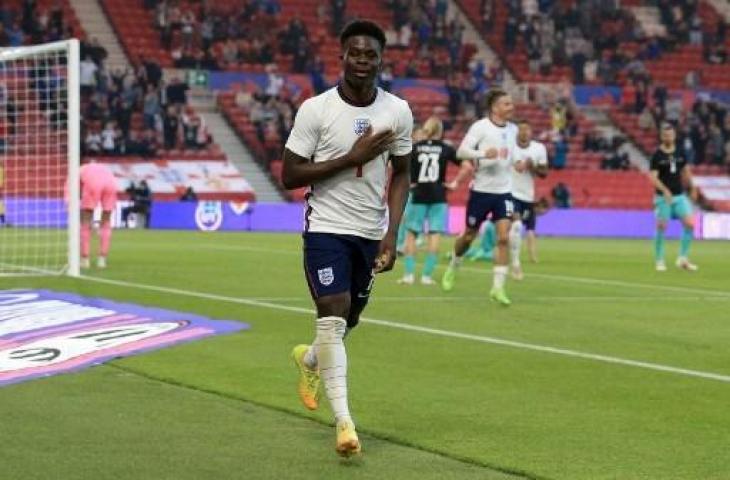 Selebrasi Bukayo Saka usai mencetak gol untuk kemenangan Timnas Inggris atas Austria. (LINDSEY PARNABY / POOL / AFP)