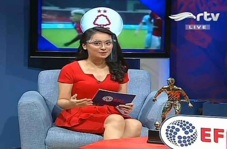 Memes Prameswari saat menjadi host siaran EFL Championship di RTV. (YouTube)