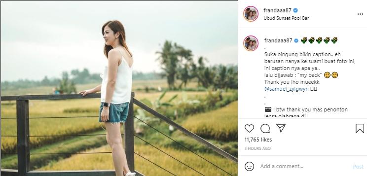 Mantan presenter olahraga Franda berfoto di pinggir sawah. (Instagram/@frandaaa87)