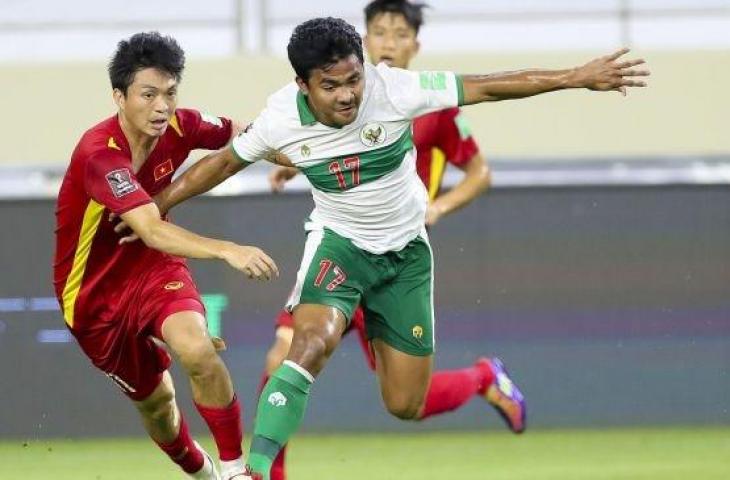 Pesepak bola Timnas Indonesia Asnawi Mangkualam (kanan) mempertahankan bola dari kawalan pesepak bola Timnas Vietnam Nguyen Tuan Anh (kiri) dalam pertandingan Grup G Kualifikasi Piala Dunia 2022 zona Asia di Stadion Al Maktoum, Dubai, Uni Emirat Arab, Senin (7/6/2021) malam. ANTARA FOTO