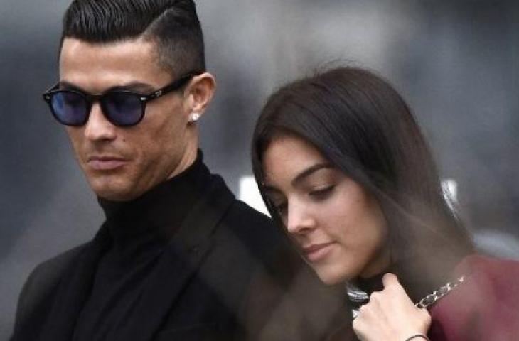 Bintang Juventus Cristiano Ronaldo bersama pacarnya, Georgina Rodriguez. (OSCAR DEL POZO / AFP)