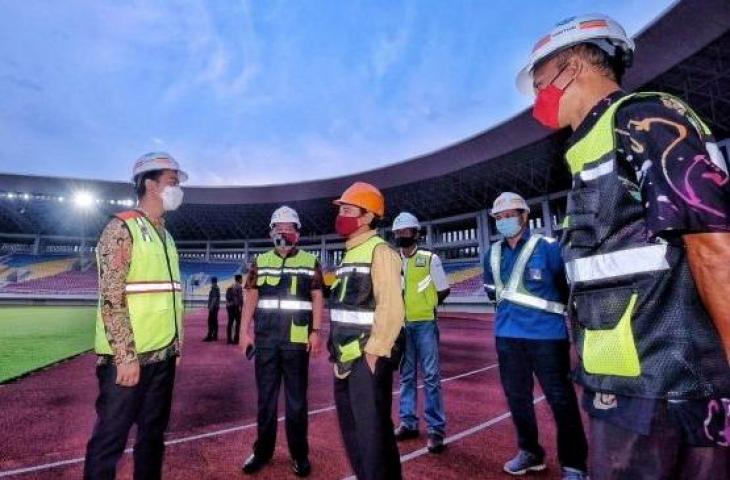 Panitia Piala Menpora bersama Wali Kota Solo Gibran Rakabuming Raka mengecek kondisi Stadion Manahan jelang pembukaan Piala Menpora, Rabu (10/3/2021). (Dok. Suara.com)