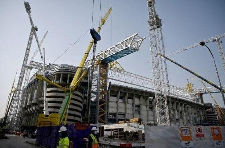 Suasana renovasi Santiago Bernabeu, markas Real Madrid, pada Maret 2021 yang melenceng dari target. [AFP]