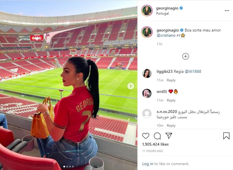 Georgina Rodriguez tampil cantik kenakan jersey Timnas Portugal. (Instagram/georginagio)